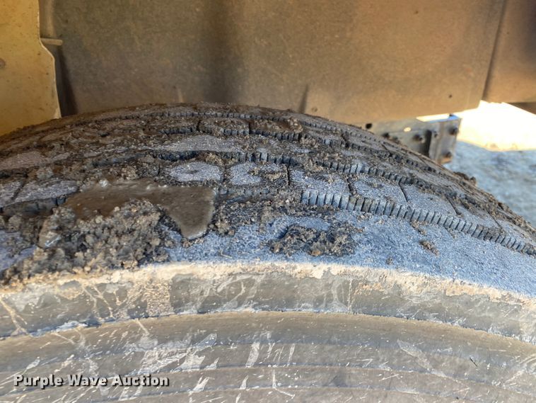 image for item DL6890 1994 International 4900  truck cab and chassis