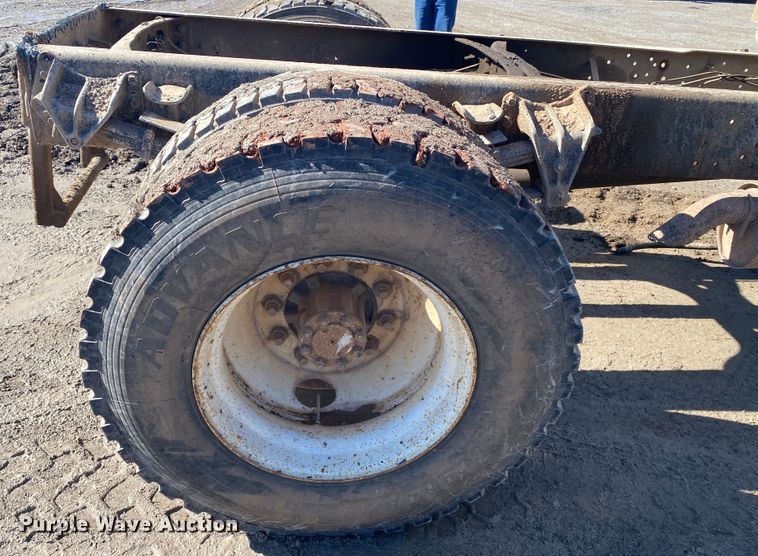 image for item DL6890 1994 International 4900  truck cab and chassis