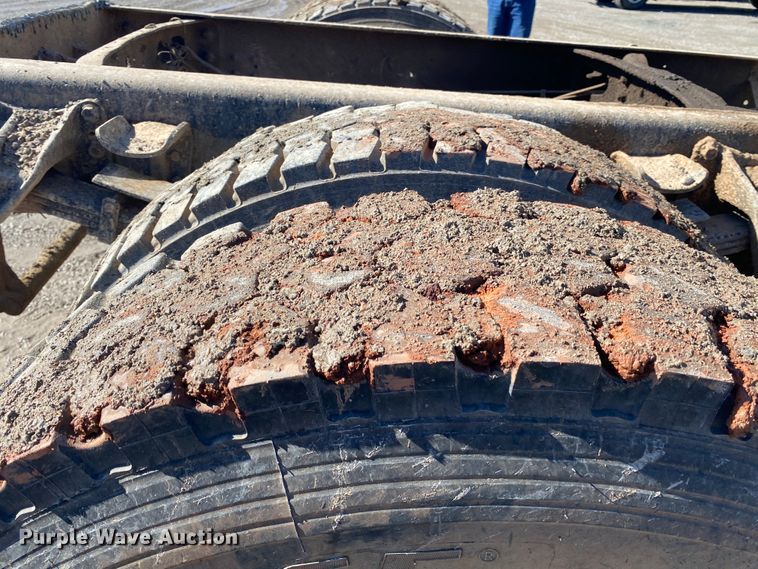 image for item DL6890 1994 International 4900  truck cab and chassis