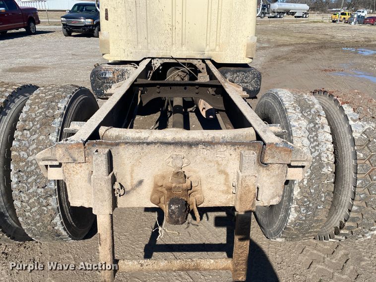 image for item DL6890 1994 International 4900  truck cab and chassis