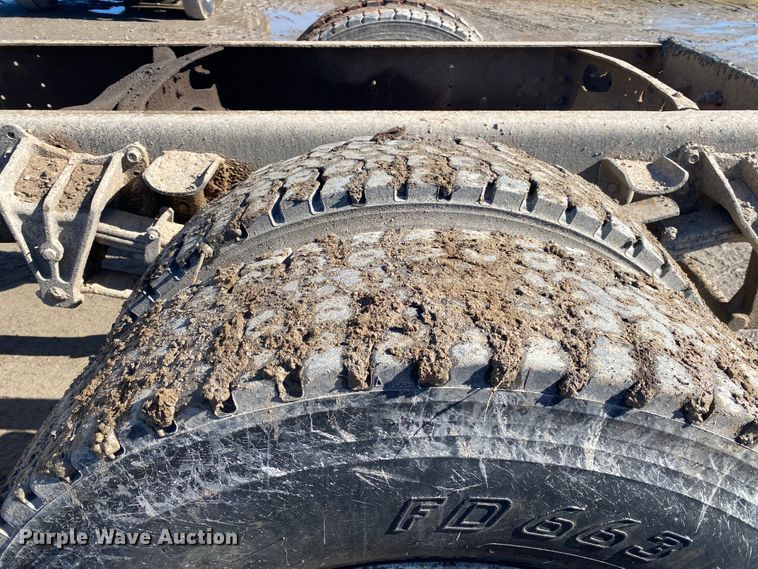 image for item DL6890 1994 International 4900  truck cab and chassis