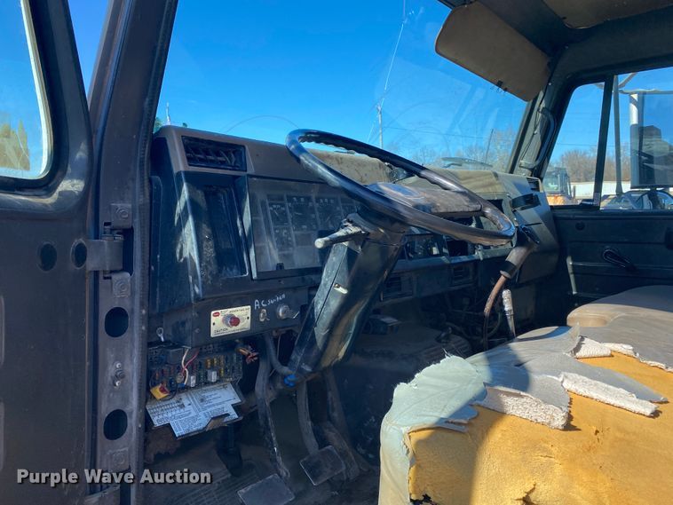 image for item DL6895 1993 International 4700  dump truck