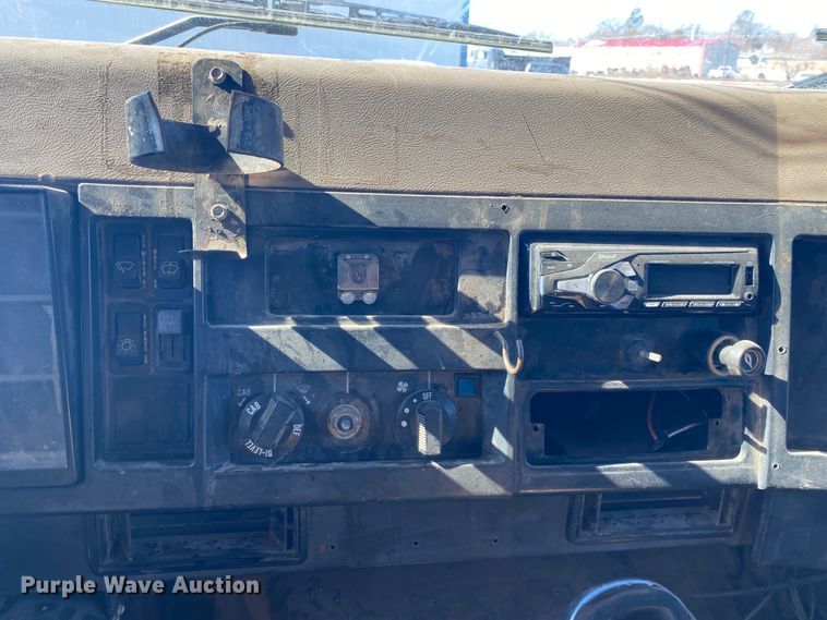 image for item DL6895 1993 International 4700  dump truck