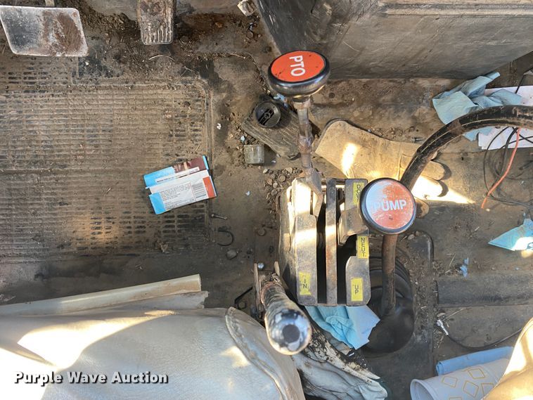 image for item DL6895 1993 International 4700  dump truck