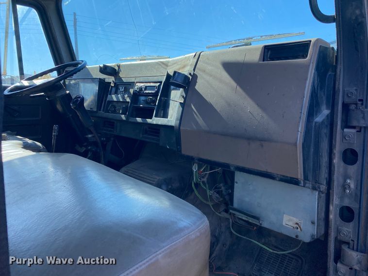 image for item DL6895 1993 International 4700  dump truck