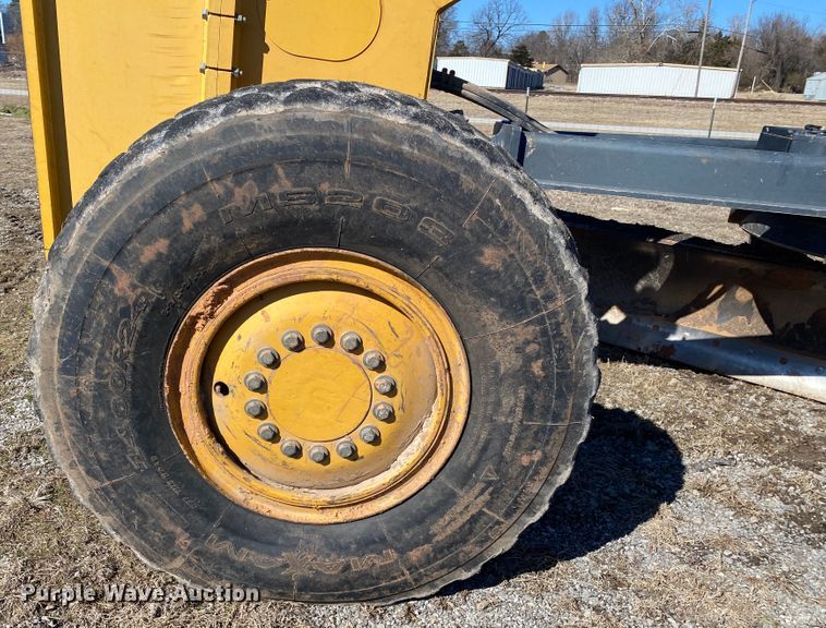 image for item DL6897 2011 John Deere 672G  motor grader