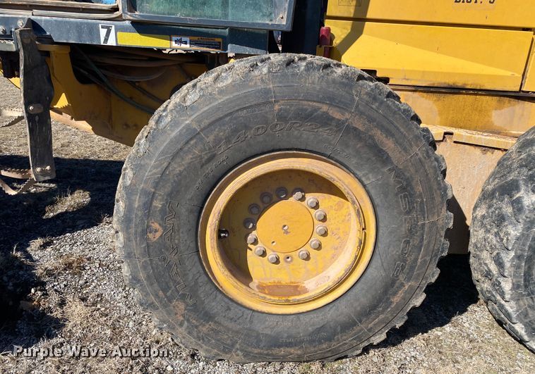 image for item DL6897 2011 John Deere 672G  motor grader