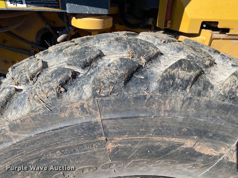 image for item DL6897 2011 John Deere 672G  motor grader