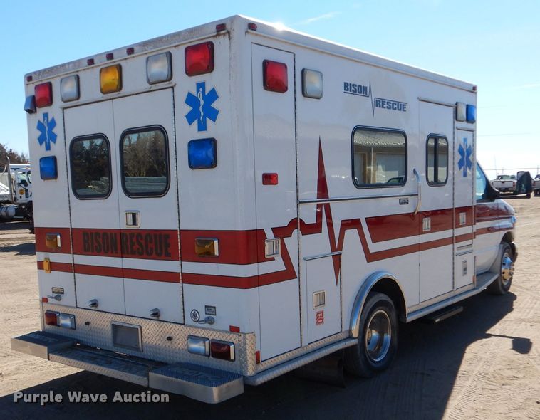image for item IE9627 2002 Ford E450 Super Duty  ambulance