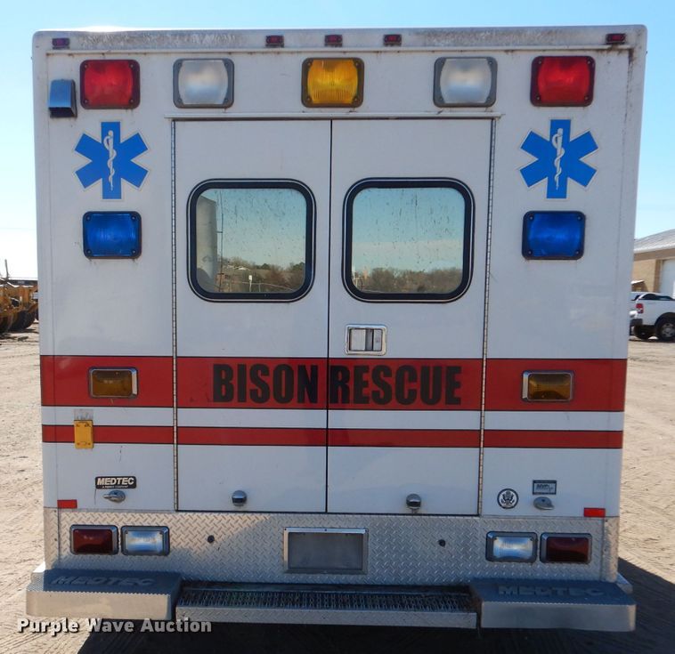 image for item IE9627 2002 Ford E450 Super Duty  ambulance