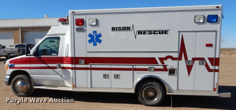 image for item IE9627 2002 Ford E450 Super Duty  ambulance