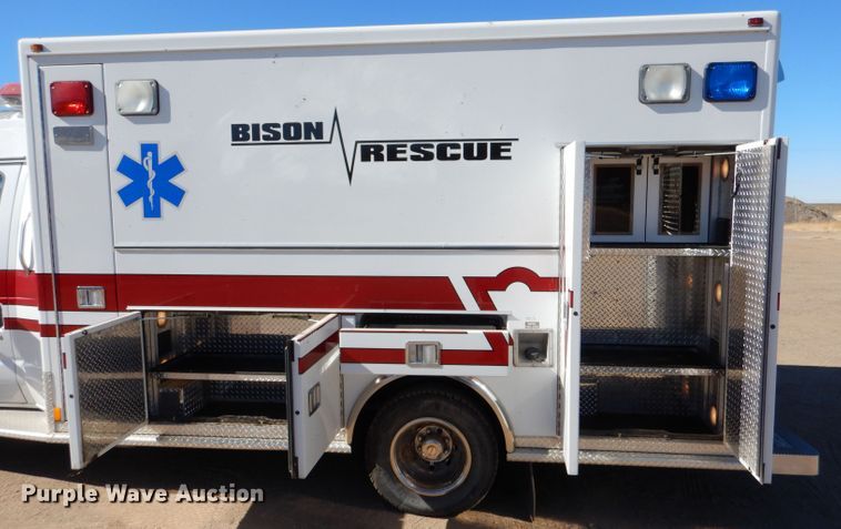 image for item IE9627 2002 Ford E450 Super Duty  ambulance