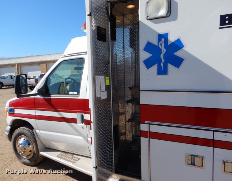 image for item IE9627 2002 Ford E450 Super Duty  ambulance