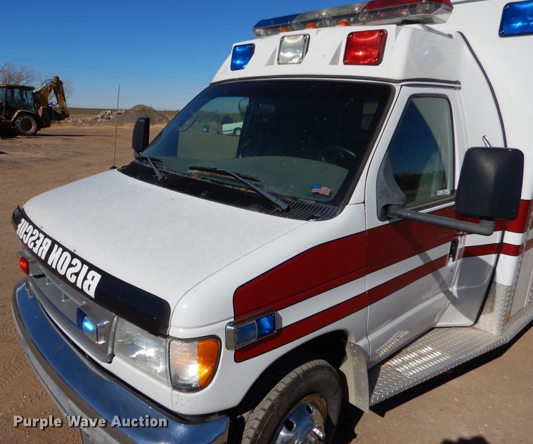 image for item IE9627 2002 Ford E450 Super Duty  ambulance