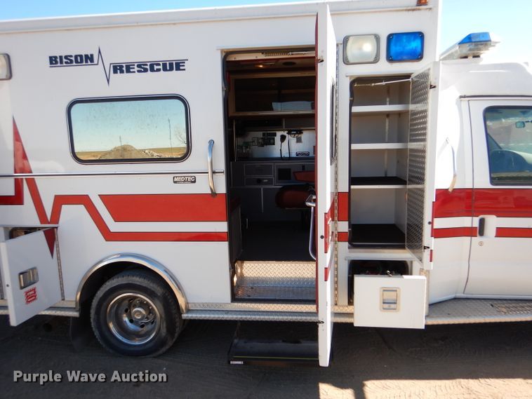 image for item IE9627 2002 Ford E450 Super Duty  ambulance