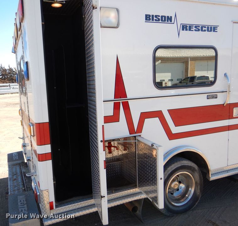 image for item IE9627 2002 Ford E450 Super Duty  ambulance