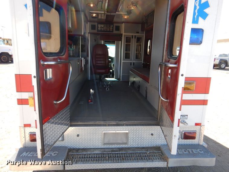 image for item IE9627 2002 Ford E450 Super Duty  ambulance
