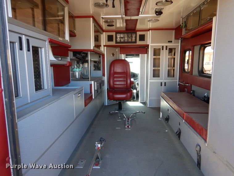 image for item IE9627 2002 Ford E450 Super Duty  ambulance