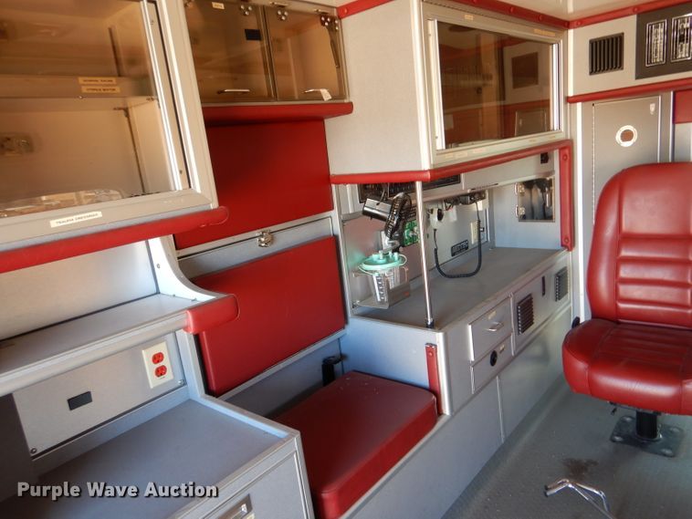 image for item IE9627 2002 Ford E450 Super Duty  ambulance