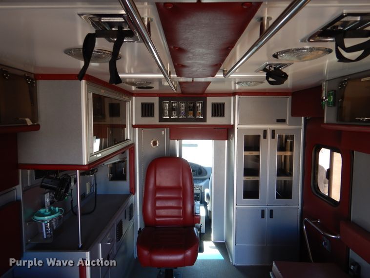 image for item IE9627 2002 Ford E450 Super Duty  ambulance