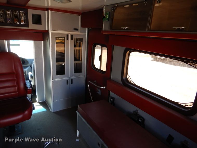 image for item IE9627 2002 Ford E450 Super Duty  ambulance