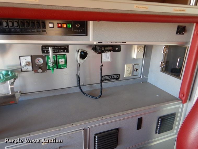image for item IE9627 2002 Ford E450 Super Duty  ambulance