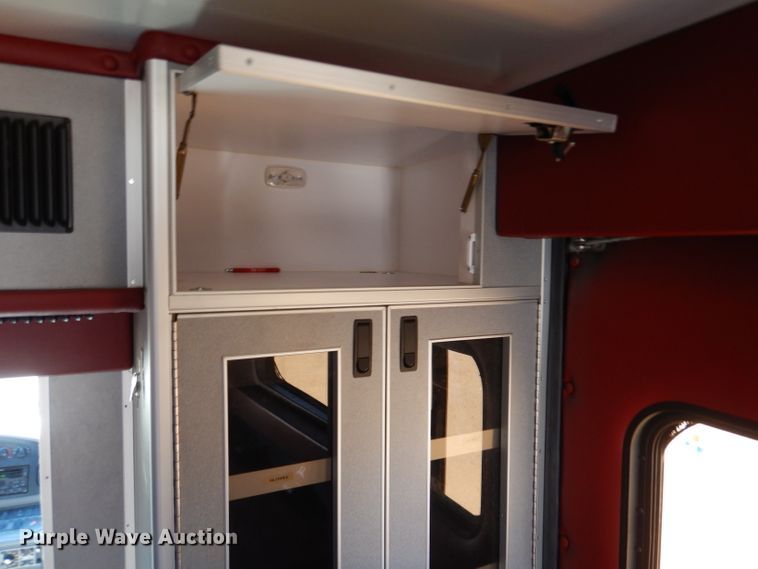 image for item IE9627 2002 Ford E450 Super Duty  ambulance