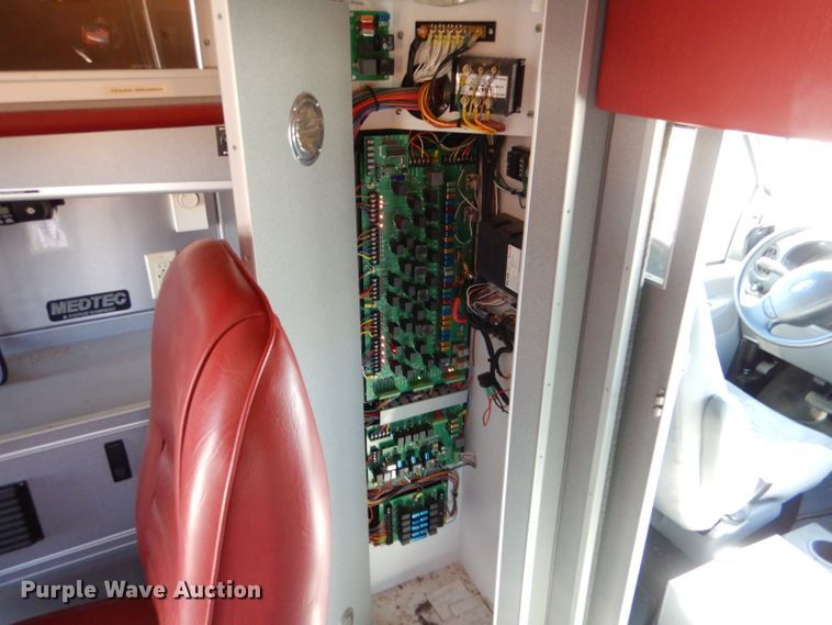 image for item IE9627 2002 Ford E450 Super Duty  ambulance