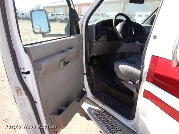 image for item IE9627 2002 Ford E450 Super Duty  ambulance