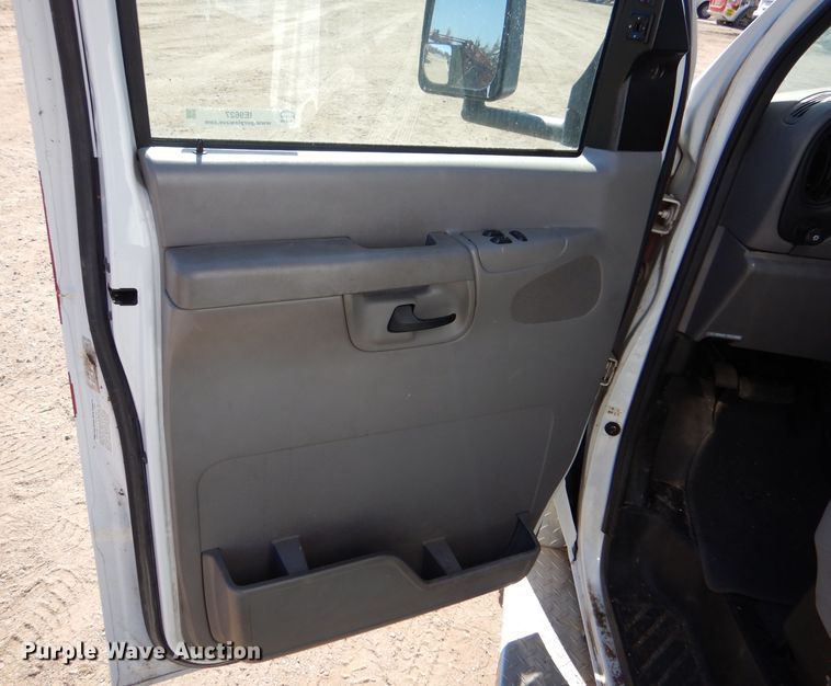 image for item IE9627 2002 Ford E450 Super Duty  ambulance