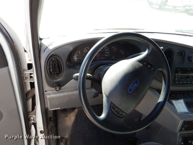 image for item IE9627 2002 Ford E450 Super Duty  ambulance