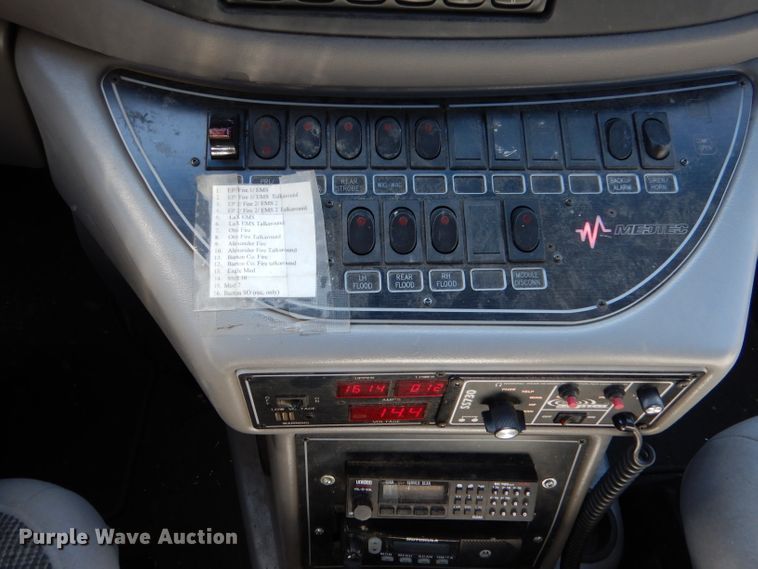 image for item IE9627 2002 Ford E450 Super Duty  ambulance