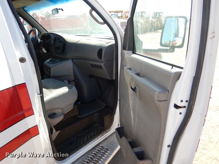 image for item IE9627 2002 Ford E450 Super Duty  ambulance