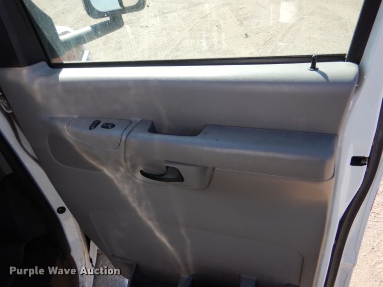 image for item IE9627 2002 Ford E450 Super Duty  ambulance