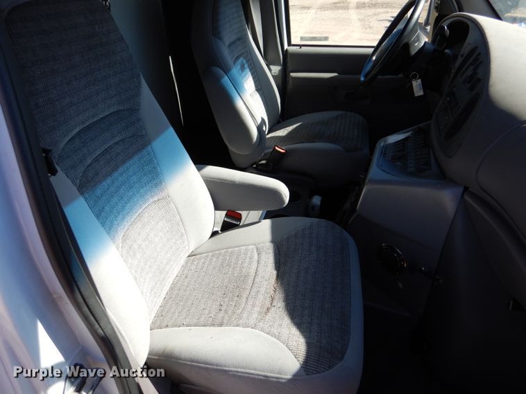 image for item IE9627 2002 Ford E450 Super Duty  ambulance