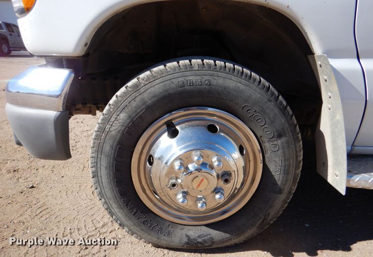 image for item IE9627 2002 Ford E450 Super Duty  ambulance