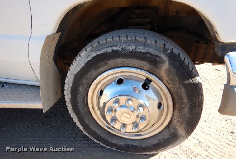 image for item IE9627 2002 Ford E450 Super Duty  ambulance