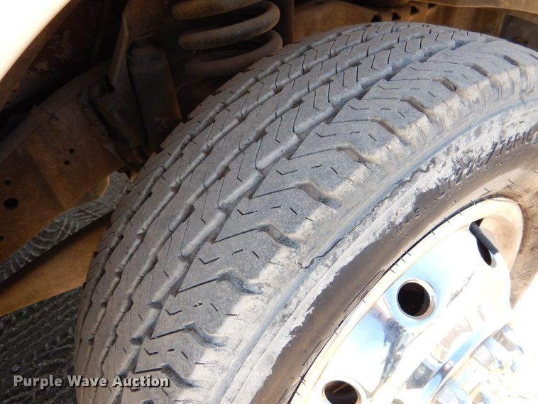 image for item IE9627 2002 Ford E450 Super Duty  ambulance