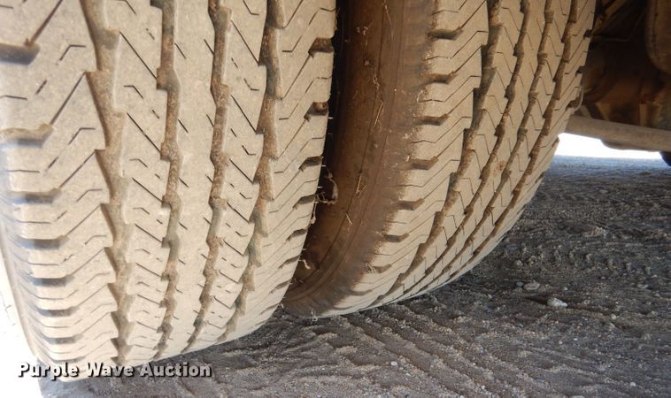 image for item IE9627 2002 Ford E450 Super Duty  ambulance