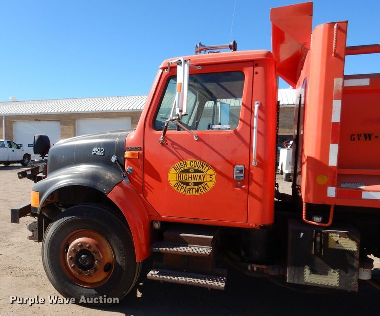 image for item IE9628 1999 International 4900  dump truck