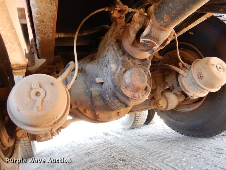 image for item IE9628 1999 International 4900  dump truck