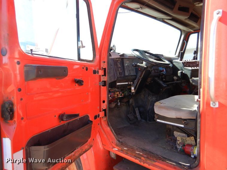 image for item IE9628 1999 International 4900  dump truck