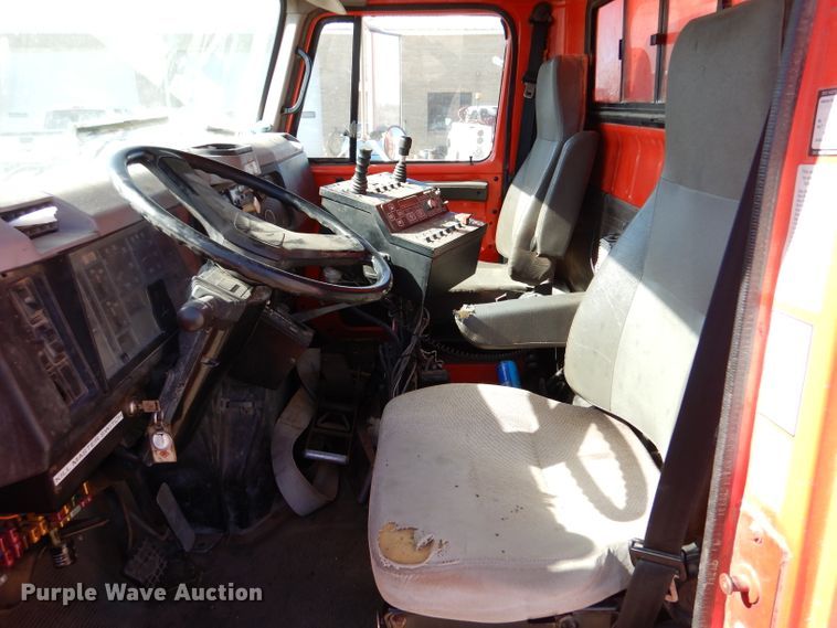 image for item IE9628 1999 International 4900  dump truck