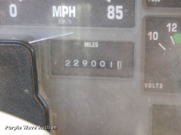 image for item IE9628 1999 International 4900  dump truck