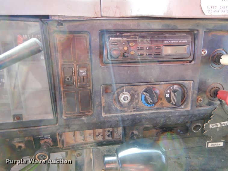 image for item IE9628 1999 International 4900  dump truck