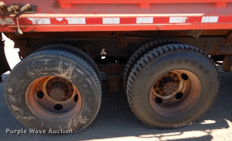 image for item IE9628 1999 International 4900  dump truck