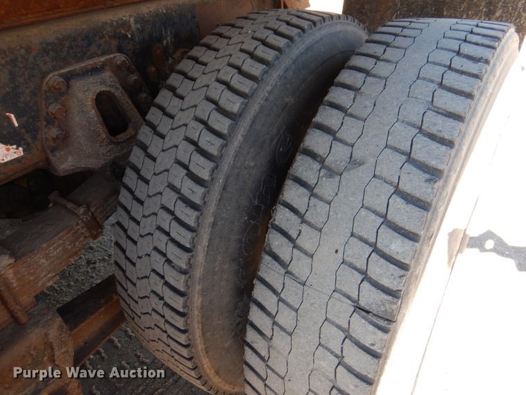 image for item IE9628 1999 International 4900  dump truck