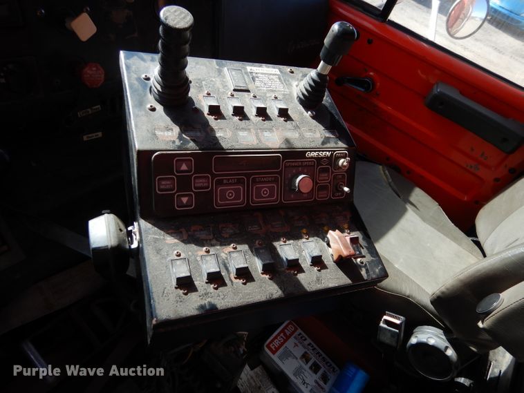 image for item IE9628 1999 International 4900  dump truck