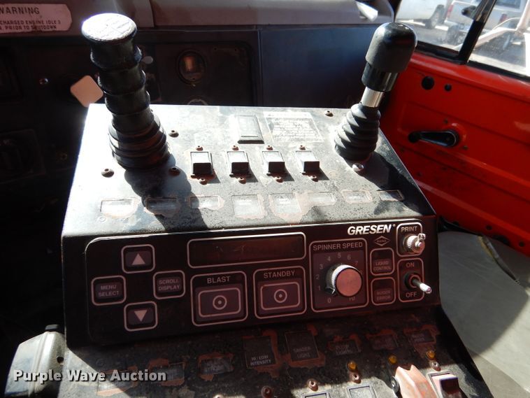 image for item IE9628 1999 International 4900  dump truck