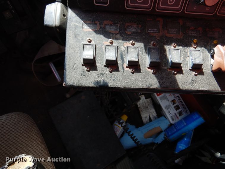 image for item IE9628 1999 International 4900  dump truck